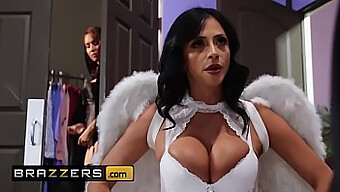 สาวบราซิล Ariella Ferrera และ Isis Love ดื่มด่ํากับการกระทําเลสเบี้ยนร้อนแรง