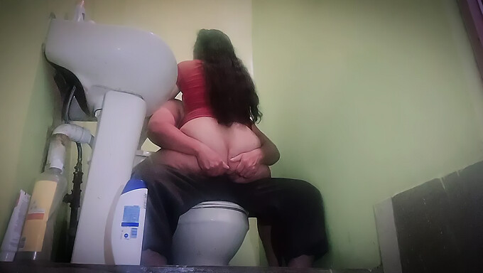 Fazendo Amor Apaixonado Com Uma Mulher Deslumbrante Em Um Banheiro Apertado