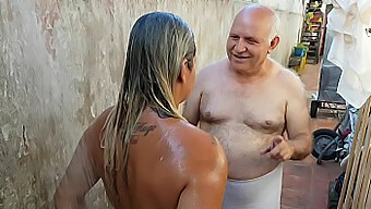 El Abuelo Le Da Un Baño A La Chica Latina Y Recibe Sexo Oral. ¡no Te Pierdas Esta Escena Caliente!