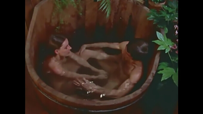 Vidéo Vintage D'Une Beauté Rousse Donnant Une Branlette Sur Une Baignoire