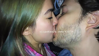 A Beleza Asiática Lily Compartilha Um Beijo Apaixonado Com Sean Em Um Vídeo Amador