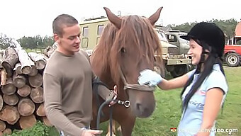 エンジェリカ・キトゥンは、乗馬の家庭教師とのホットなセッションを楽しんでいます。