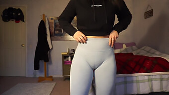 Stramme Gymnastikshorts Viser En Fristende Cameltoe På En Fantastisk Pige