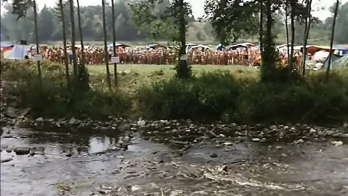 Vidéo Vintage Érotique Dans Un Champ De Foin Ensoleillé