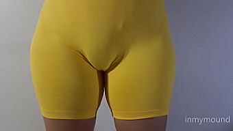 Mira Su Impresionante Trasero De Escarabajo En Leggings Ajustados Y Vista De Upskirt