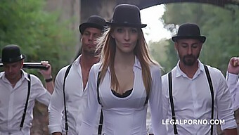 Dvojitá Anální Akce Belle Claire A Orální Sex V Gangbang