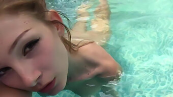 Bella Ragazza Che Si Masturba In Piscina