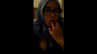 Indonesische Meid Met Een Hijab Draagt Point-Of-View Orale Vaardigheden In Zelfgemaakte Video 4