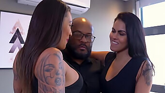 Sânii Mari Și Fundul Sunt Futute Într-Un Trio Interracial