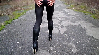 Fetish Dei Piedi E Bruna Dalle Gambe Lunghe In Tacchi E Leggings Stretti