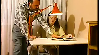 Jovencita Suplicando Con Su Padre Que Satisfaga Sus Necesidades Íntimas