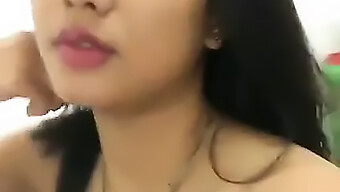 Seorang Gadis Cantik Memuaskan Dirinya Sendiri Dalam Video Sensual.