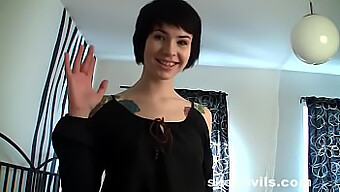 Amy Frost, Een Slanke Gothic Tiener, Laat Haar Tatoeages Zien In Deze Hete Video