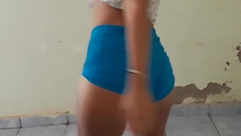 Sexy Latina Danseres Pronkt Met Haar Vaardigheden