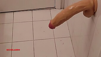 Amateur Guy Pleases Himself In The Bathroom