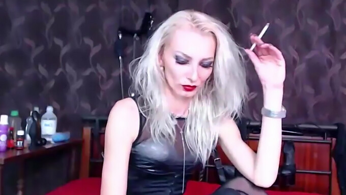 Mistressq01 Dominuje W Wysokiej Rozdzielczości Filmie Femdom.