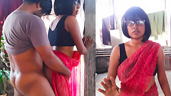 Istri Rumah Tangga India Berpakaian Saree Merah Dientot Dari Belakang Dalam Video Buatan Sendiri