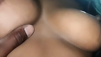 Bhabhi India Memberikan Handjob Dan Menelan Sperma