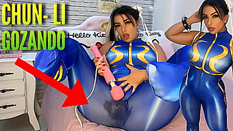 Cosplayando A Chun Li, Una Mujer Se Complace A Sí Misma Con Un Vibrador, Lo Que Resulta En Un Clímax Húmedo Y Orgásmico