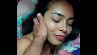 Remaja Latina Kecil Memberikan Blowjob Sambil Menonton Acara Tv