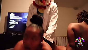 Trio Halloween Avec Une Cosplayeuse Et Son Amie Excitée