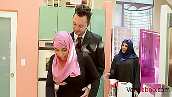 Η Μεγαλόστηθη Καστανή Έφηβη Με Hijab Βιώνει Διαφυλετική Ευχαρίστηση Με Τον Πατέρα Της