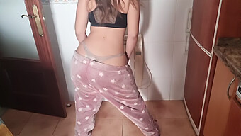 Latina Amateur De 18 Años Con Un Culazo Enorme En La Webcam