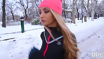 Alyssia Kent Daje Površen Oralni Seks V Trojčku