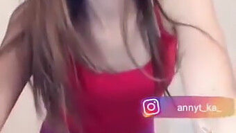 Abby Melakukan Tarian Sensual Di Platform Streaming Langsung.