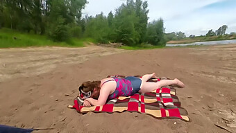 Femme Russe Fait Une Gorge Profonde Sur Le Sable