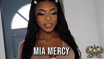 Mia Mercy Se Enfrenta A Una Enorme Polla Negra Y Se Bebe Dos Corridas