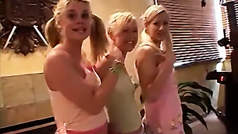 Vidéo Secrète D'Une Petite Adolescente Blonde Qui Déshabille Et Atteint L'Orgasme