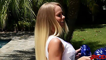 Busty Cheerleader Saa Karkea Butt Paukutti