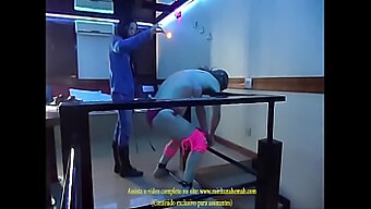 Dominatrix, Motelde Bdsm Oyunu Için Kırbaç Ve Mum Kullanıyor