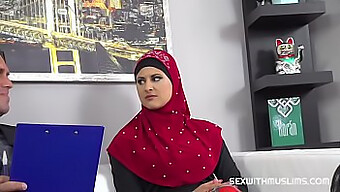 Seducente Hijabi Con Le Sue Abilità Eccitanti