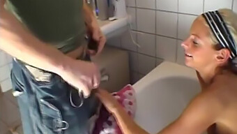 Blonde Vrouw Heeft Intieme Ontmoeting In Het Toilet