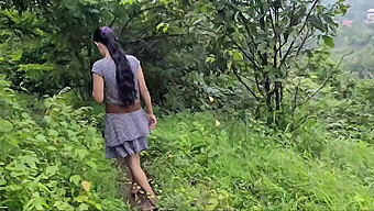 Jeune Femme Indienne Séduit Et A Des Rapports Sexuels Brutaux Dans La Nature Sauvage