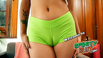 Joven Latina Muestra Su Gran Trasero Y Cameltoe En Shorts