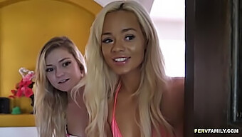 Blond Bomb Elles Heta Möte Med Nina Elles Tighta Rumpa