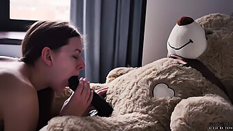 A 2018-As Év Legjobb Felvételei A Plushies Tv-N, Ahol Egy Lány Kényezteti Magát Egy Kollégiumban