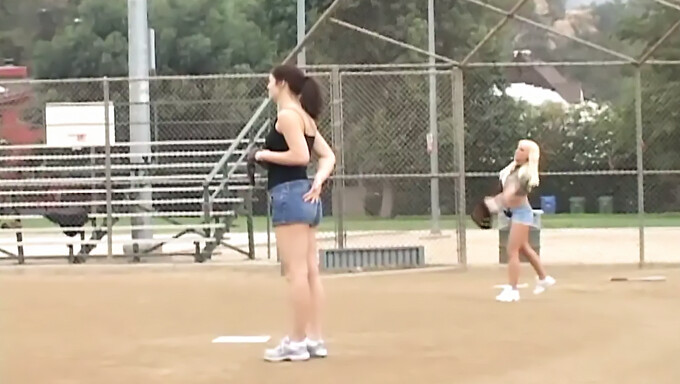 Session Intense À Trois Avec Une Entraîneuse Féminine