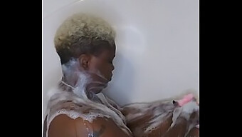 Sesión De Baño Íntimo De La Esposa Afroamericana Con Sensual Auto-Placer