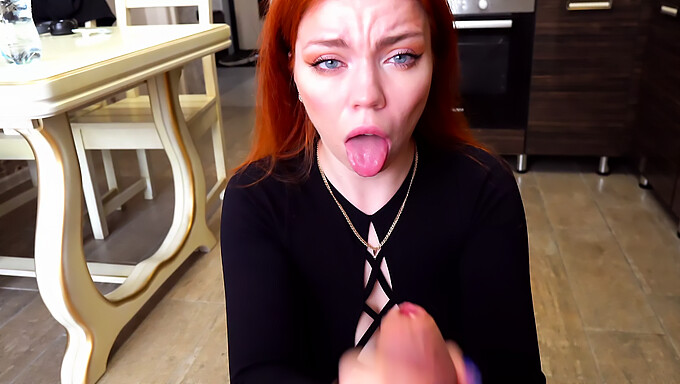 Vollbusige Brünette Gibt Einen Deepthroat-Blowjob Und Schluckt Sperma