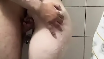 Amateur-Teenager Macht Mit Ihrem Freund Unter Der Dusche Hand An