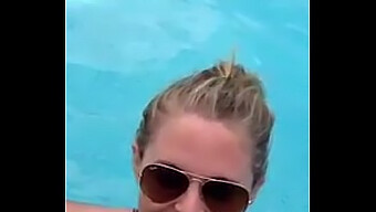 Video Pov De Una Rubia Amateur Dando Una Mamada En La Piscina Pública Y Tragando Semen