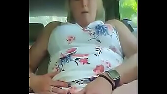 Une Blonde Atteint L'Orgasme Dans Une Voiture Publique