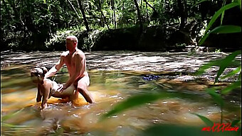 Das Outdoor-Abenteuer Des Paares Im Lake Houston Park Endet Mit Oralem Vergnügen Und Handjob