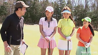 Gadis Remaja Jepun Menanggalkan Pakaian Untuk Bermain Golf Telanjang