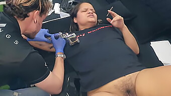 Vrouw Ruilt Seks In Voor Tatoeage Met Tatoeëerder. Duitse Tattoo-Realiteit Met Paty'S Grote Kont