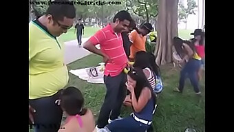 インドの女性が男性のペニスを口で快楽に導く